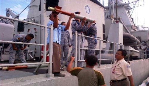Loading chaff KRI Malahayati-362
