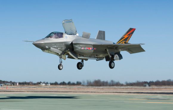 F-35B mendarat/lepas landas vertikal F-35B mendarat/lepas landas vertikal