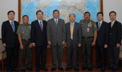 Wamenhan dan President of KIDA berfoto bersama Korsel tingkatkan kerjasama pertahanan dengan Indonesia