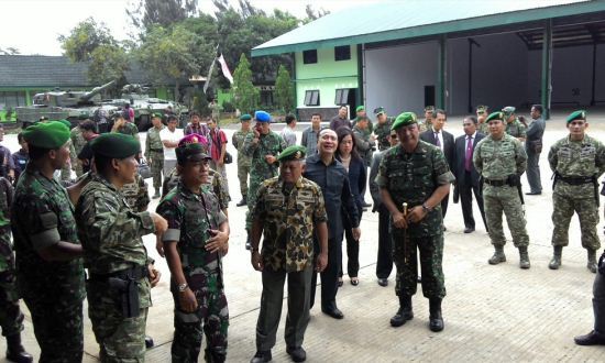 Menhan tinjau garasi Leopard Menhan tinjau garasi Leopard