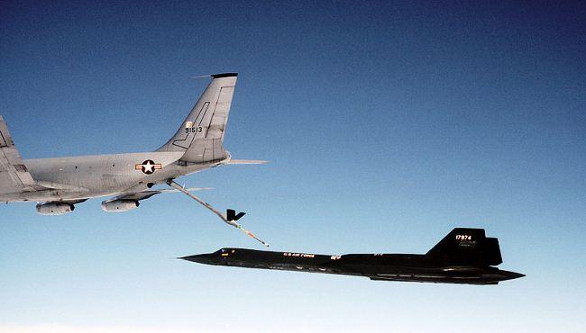 SR-71 Blackbird mengisi bahan bakar di udara SR-71 Blackbird mengisi bahan bakar di udara
