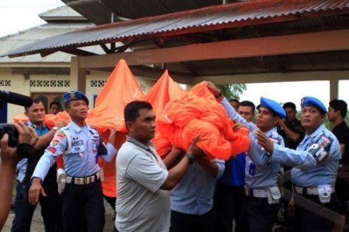Evakuasi Pesawat Tanpa Awak Jatuh di Bintan Riau Evakuasi Pesawat Tanpa Awak Jatuh di Bintan Riau