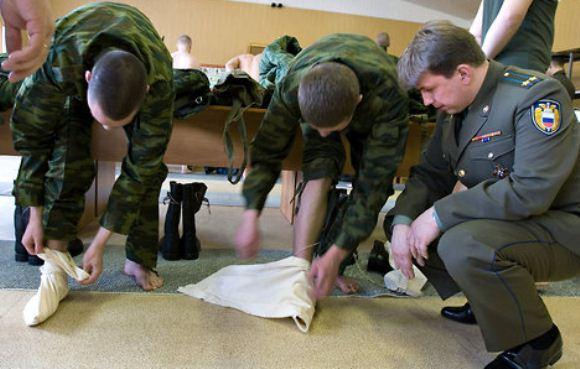 Tentara Rusia memakai kain kaki portyanki Tentara Rusia memakai kain kaki portyanki