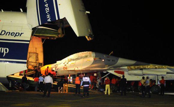 Dua Sukhoi Su-30MK2 Tiba di Makassar Dua Sukhoi Su-30MK2 Tiba di Makassar