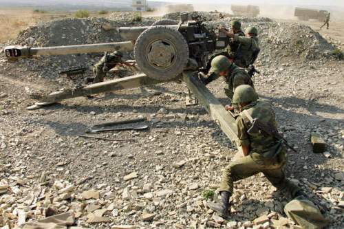 mengatur posisi tembak Howitzer