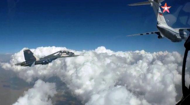 Su-30 SM isi bahan bakar di udara Su-30 SM isi bahan bakar di udara
