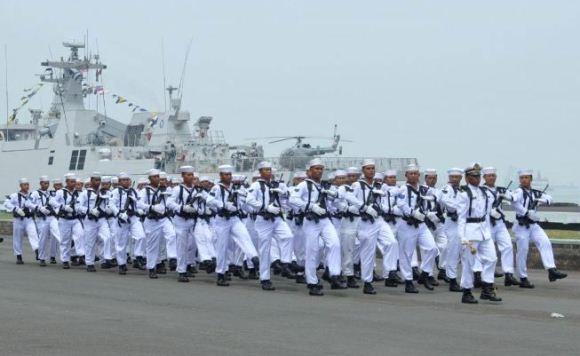 Parade dan defile HUT Armada Parade dan defile HUT Armada di Koarmabar