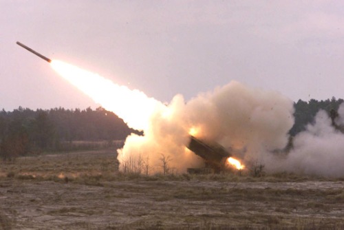 HIMARS menembakkan rudal jarak jauh dengan dipandu GPS