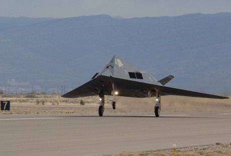 F-117 berwarna abu-abu F-117 berwarna abu-abu