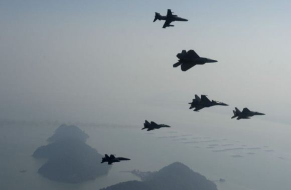 Su-30, F-22, F-15, MiG-29N, Hawk dan F/A-18 Terbang Bersama Su-30, F-22, F-15, MiG-29N, Hawk dan F/A-18 Terbang Bersama