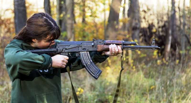 Wanita dan AK-47 Wanita dan AK-47