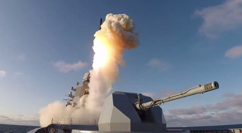 Fregat Admiral Gorshkov menembakkan rudal Kalibr Fregat Admiral Gorshkov menembakkan rudal Kalibr