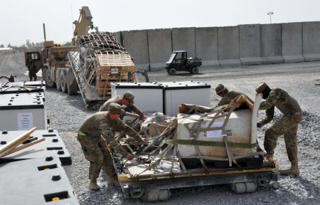 Militer AS menurunkan kargo di Afghanistan