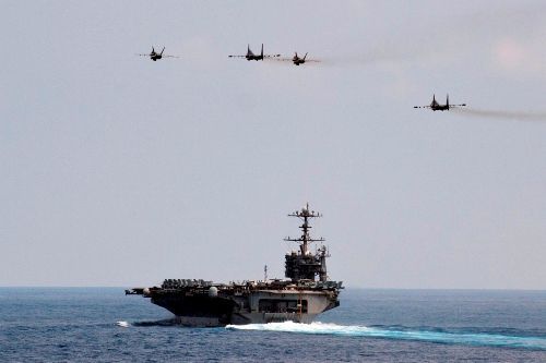 Sukhoi Malaysia terbang diatas USS George Washington Sukhoi Malaysia terbang diatas USS George Washington