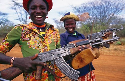 Anak Afrika bersenjata AK-47 Anak Afrika bersenjata AK-47