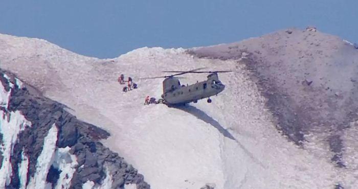 Heli Chinook melakukan penyelamatan Heli Chinook melakukan penyelamatan