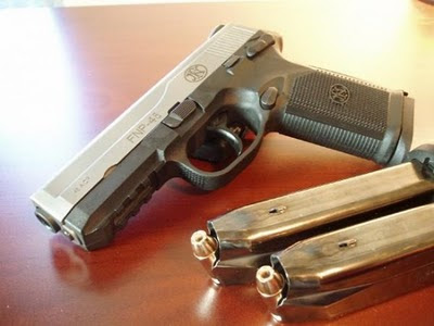 pistol terbaik