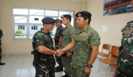 Dua prajurit Angkatan Laut Singapura Lulus Pelatihan Kobangdikal Dua prajurit Angkatan Laut Singapura Lulus Pelatihan Kobangdikal