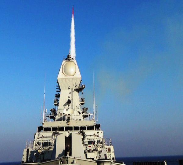 INS Kolkata menembakkan rudal LRSAM Barak 8 INS Kolkata menembakkan rudal LRSAM Barak 8