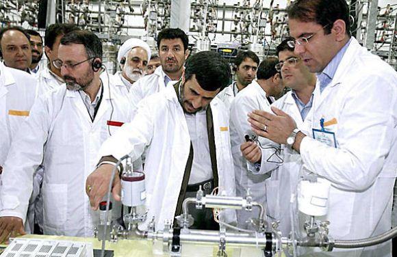 Mahmoud Ahmadinejad mengunjungi fasilitas nuklir Natanz Mahmoud Ahmadinejad mengunjungi fasilitas nuklir Natanz