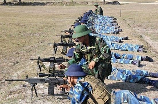 Angkatan Darat Vietnam berltatih menggunakan senpan Galil Angkatan Darat Vietnam berltatih menggunakan senpan Galil