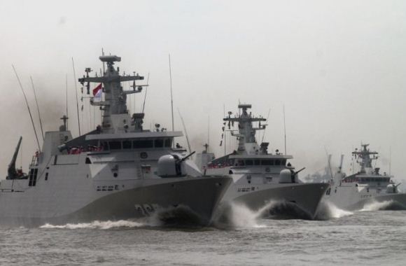 KRI pada HUT TNI 69 KRI pada HUT TNI 69