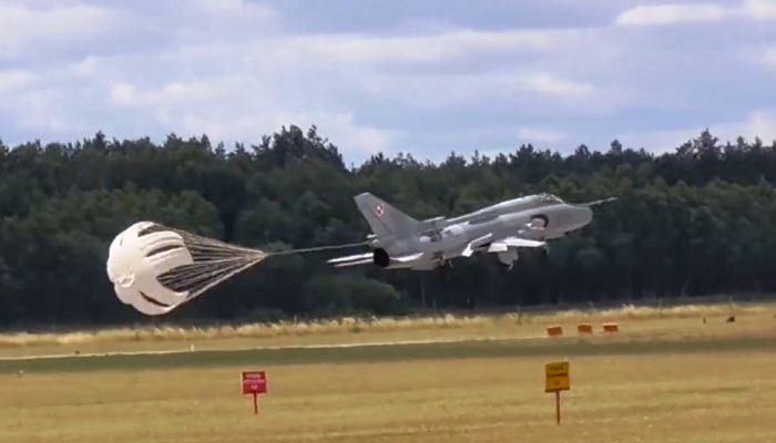 Su-22 Polandia buka drag chute sebelum waktunya Su-22 Polandia buka drag chute sebelum waktunya