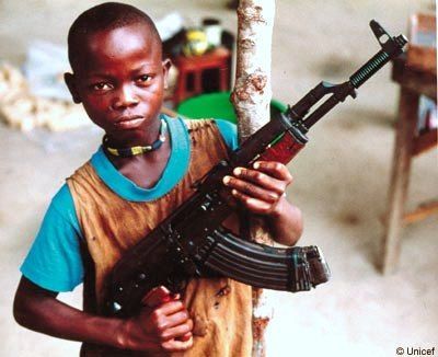 Anak Afrika memanggul AK-47 Anak Afrika memanggul AK-47