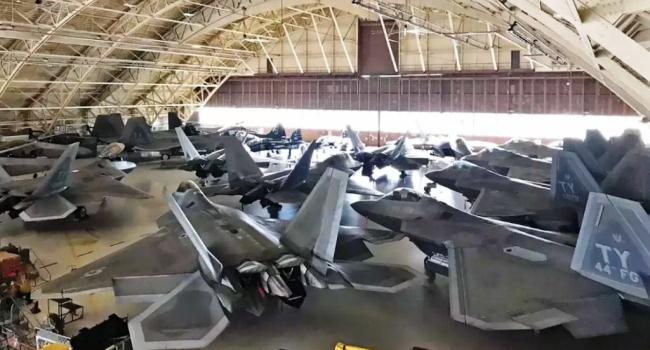 F-22 Raptor di Tyndall AFB sebelum badai F-22 Raptor di Tyndall AFB sebelum badai