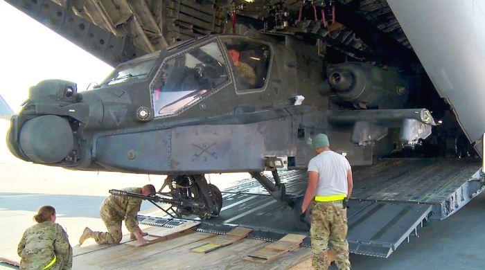 Apache AH-64 keluar dari pesawat kargo Apache AH-64 keluar dari pesawat kargo