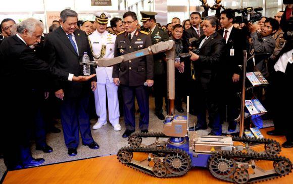 Presiden SBY kunjungi pameran pertahanan JIDD Presiden SBY kunjungi pameran pertahanan JIDD