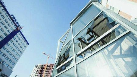 Kaca gedung pecah akibat meteor Kaca gedung pecah akibat meteor