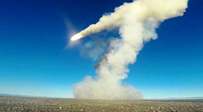 Sistem pertahanan Bastion menembakkan rudal P8 Oniks Sistem pertahanan Bastion menembakkan rudal P8 Oniks