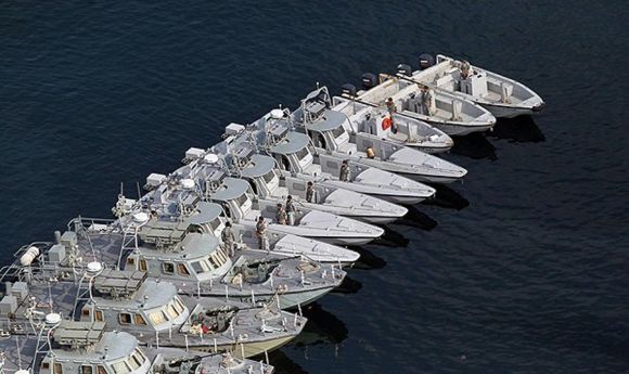 Kapal cepat kapal cepat Iran dengan rudal dan senapan mesin