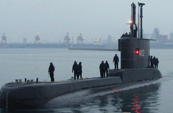 KRI Nanggala 402 KRI Nanggala 402 saat uji coba pelayaran di Korea Selatan
