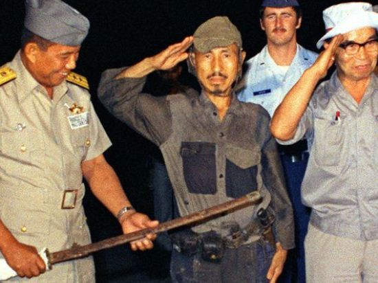 Hiroo Onoda menyerakan diri, Maret 1974 Hiroo Onoda menyerakan diri, Maret 1974