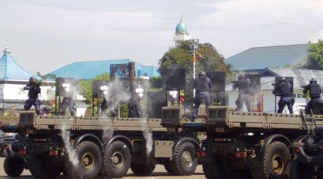 Atraksi peluru tajam Denjaka Atraksi peluru tajam Denjaka