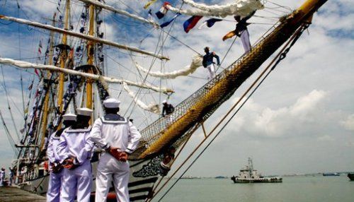 KRI Dewaruci tiba di Surabaya KRI Dewaruci tiba di Surabaya