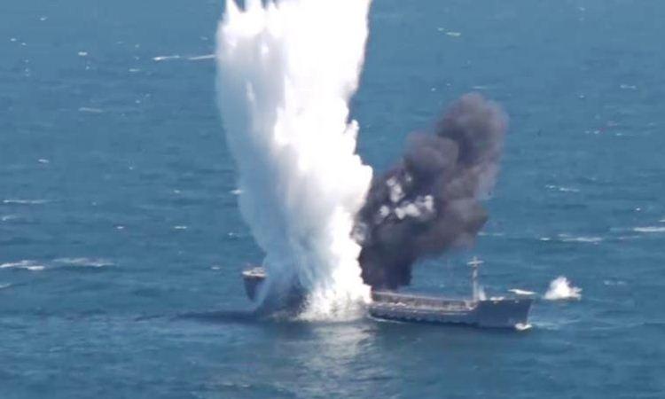 Kapal Tanker dihantam torpedo kapal selam AL Turki Kapal Tanker dihantam torpedo kapal selam AL Turki