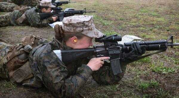 Tentara wanita menembak