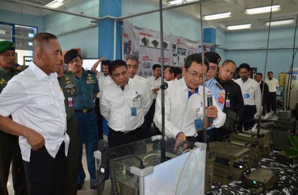 Menhan tinjau PT LEN Menhan tinjau PT LEN