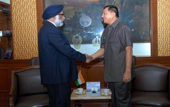 Dubes India bersalaman dengan Wamenhan Dubes India bersalaman dengan Wamenhan