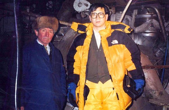Xu Zengping bersama desainer kapal induk Varyag Xu Zengping bersama desainer kapal induk Varyag