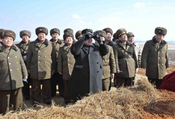 Kim Jong Un memantau latihan terjun payung Kim Jong Un memantau latihan terjun payung