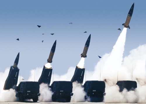 HIMARS Parade HIMARS menembakkan rudal ATACMS