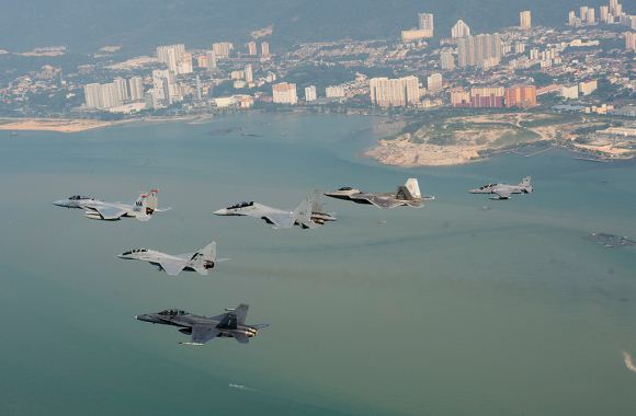 Su-30, F-22, F-15, MiG-29N, Hawk dan F/A-18 Terbang Bersama Su-30, F-22, F-15, MiG-29N, Hawk dan F/A-18 Terbang Bersama