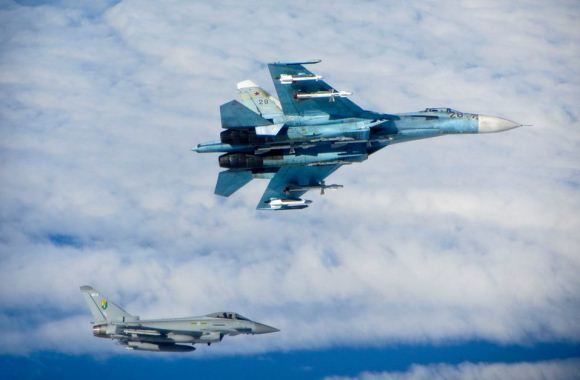 Typhoon intersep Su-27 Typhoon intersep Su-27