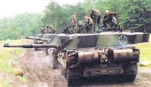 Tank Challenger 2 Royal Scots Dragoon Guards berlatih dengan Challenger 2s