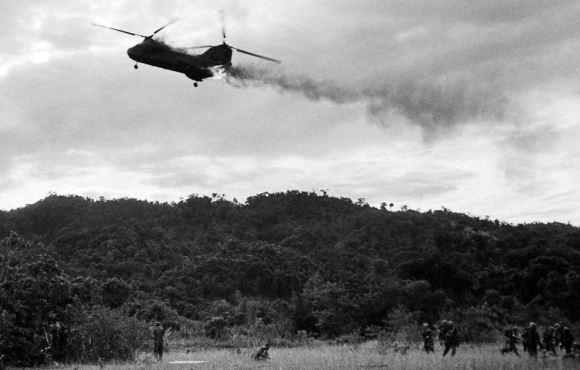 Helikopter CH-64 Sea Knight AS jatuh di Vietnam Helikopter CH-64 Sea Knight AS jatuh di Vietnam