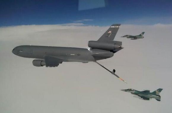 Air refueling F-16 F-16 Tiba di Guam